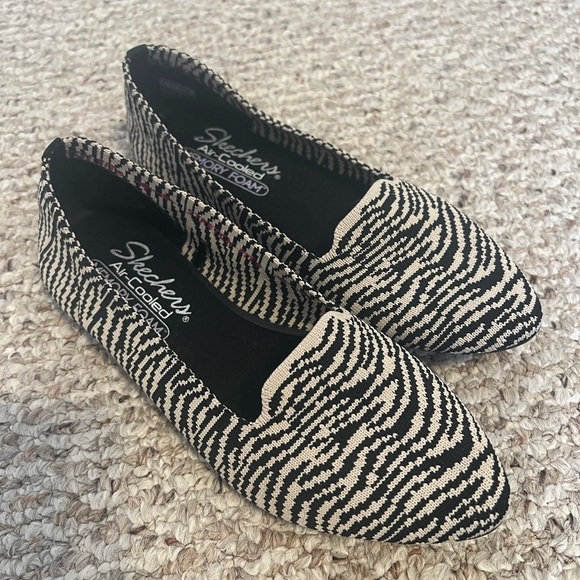 Sketchers pointed flats - Picture 3 of 6